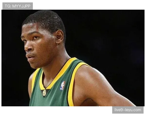 戴维斯完成续约合同,球队核心稳定未来布局 戴维斯完成续约合同,球队核心稳定未来布局